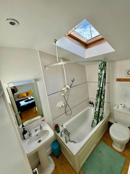 Victoria - 1 Bedroom Appartment 4 People London Bagian luar foto